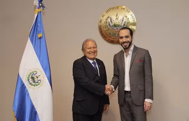 El presidente de la rep&uacute;blica, Salvador S&aacute;nchez Cer&eacute;n, y el alcalde de San Salvador, Nayib Bukele, tuvieron una reuni&oacute;n esta tarde para hablar temas de cooperaci&oacute;n entre Gobierno Central y la comuna capitalina.