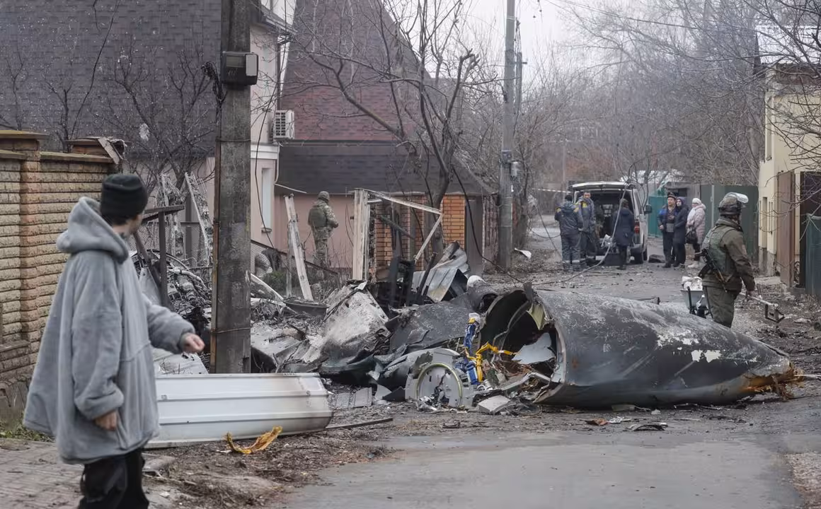 Restos de un aparato militar derribado en una calle de Kiev. EFE/EPA/SERGEY DOLZHENKO
