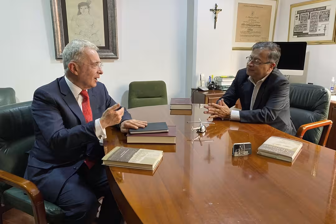 Fotograf&iacute;a cedida por la oficina de prensa del presidente electo de Colombia, Gustavo Petro (d), durante una reuni&oacute;n con el expresidente de Colombia &Aacute;lvaro Uribe V&eacute;lez, hoy, en Bogot&aacute; (Colombia). EFE/Prensa de Gustavo Petro