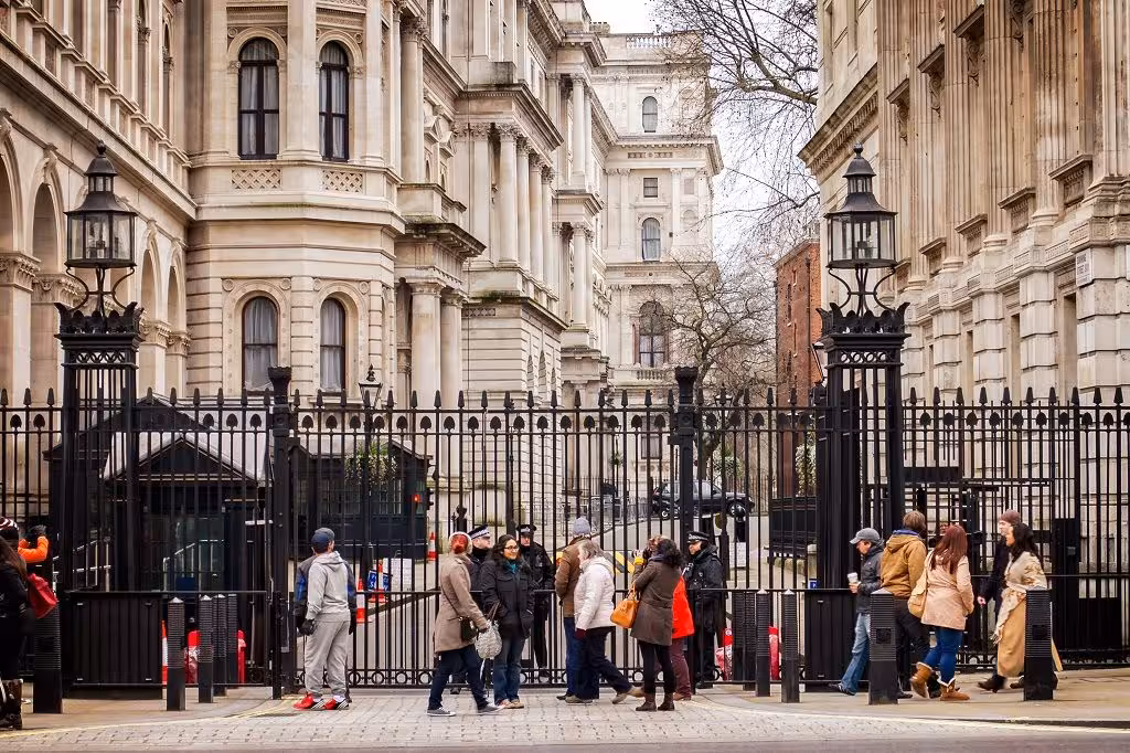 Downing Street vista desde Whitehall. Fuente: Wikipedia.