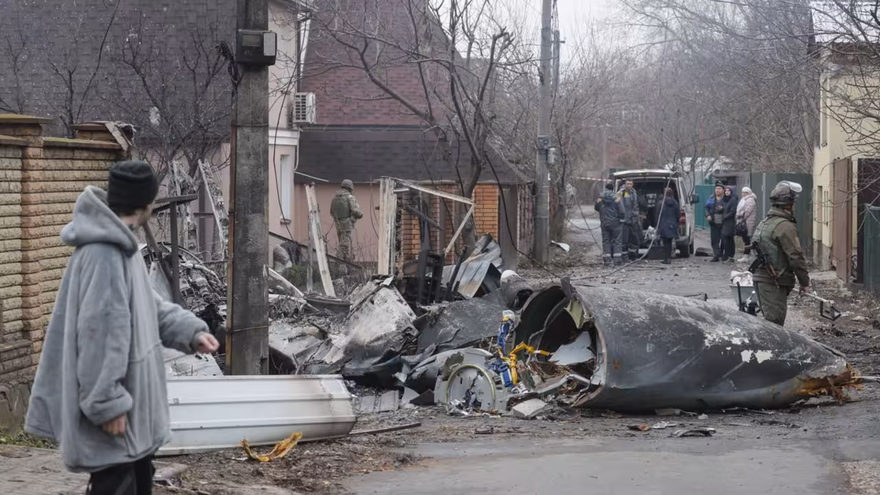 Restos de un aparato militar derribado en una calle de Kiev. EFE/EPA/SERGEY DOLZHENKO