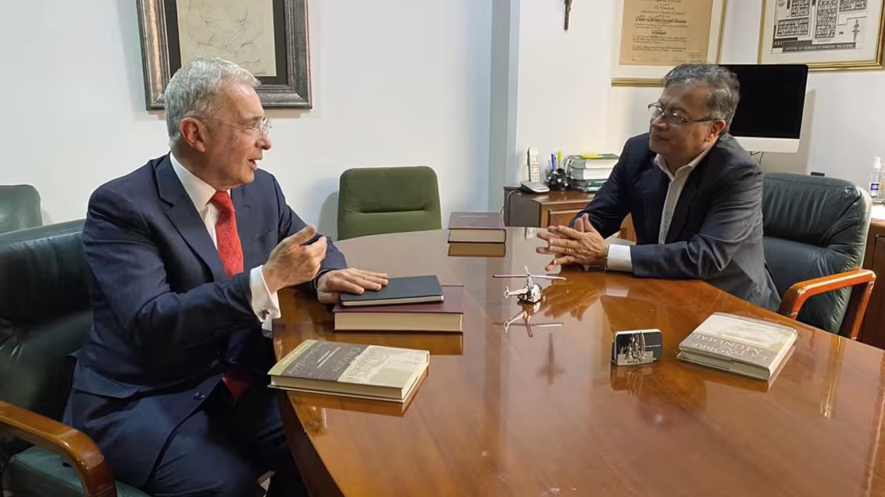 Fotograf&iacute;a cedida por la oficina de prensa del presidente electo de Colombia, Gustavo Petro (d), durante una reuni&oacute;n con el expresidente de Colombia &Aacute;lvaro Uribe V&eacute;lez, hoy, en Bogot&aacute; (Colombia). EFE/Prensa de Gustavo Petro