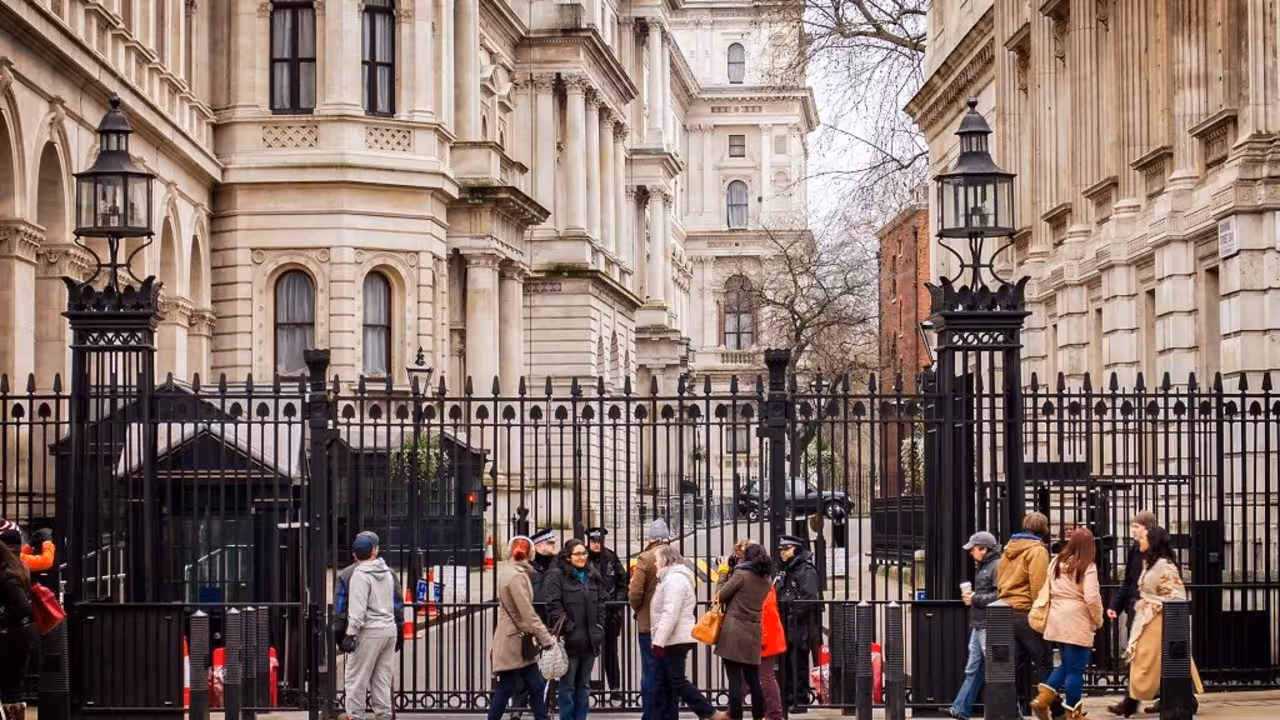 Downing Street vista desde Whitehall. Fuente: Wikipedia.